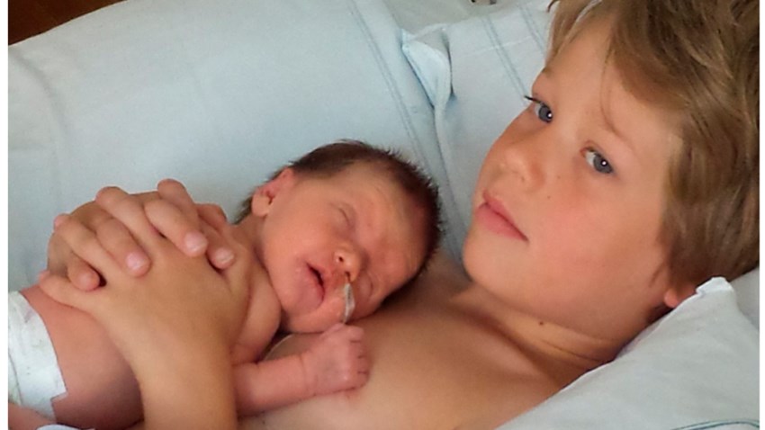 baby with older brother