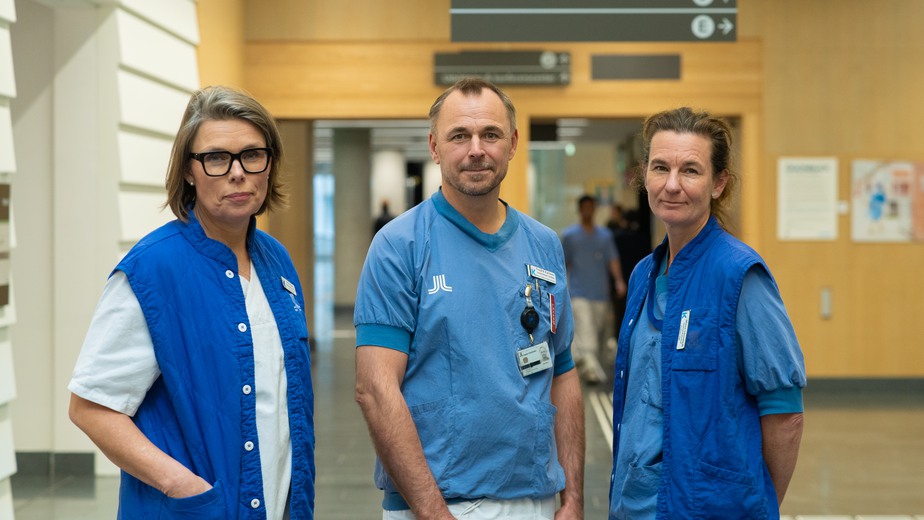 tre personer i vårdkläder