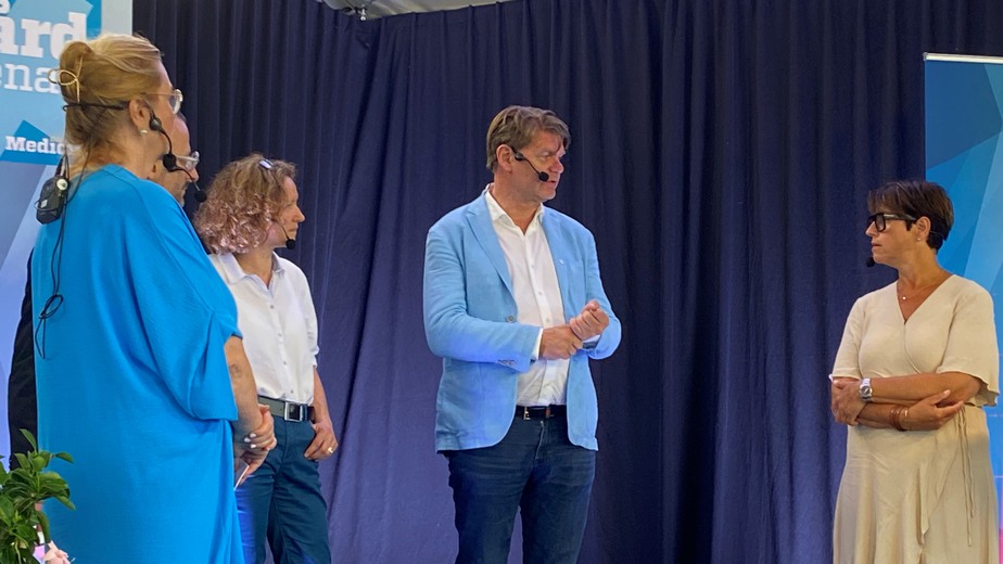 Panelsamtal under Almedalsveckan med Björn i blåa kläder och Hanne i gula kläder