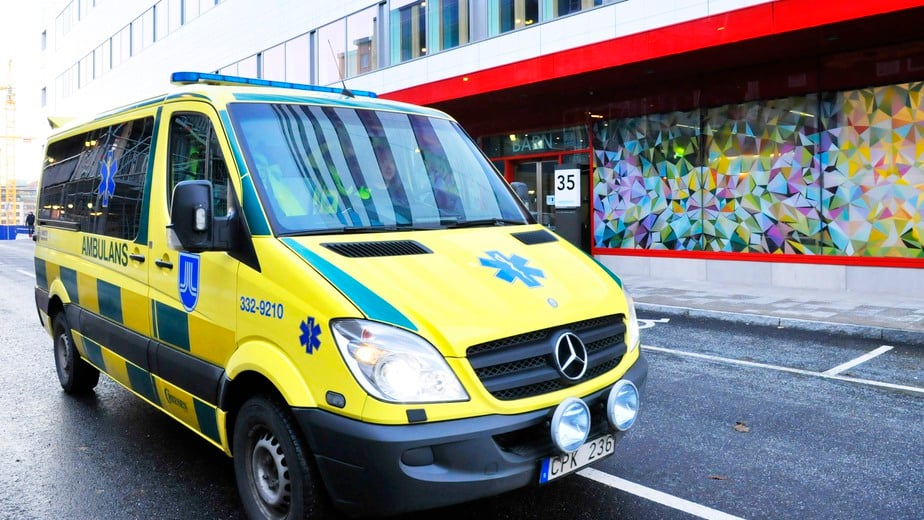 ambulans framför Karolinskas akutintag