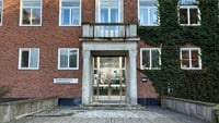 Huvudentrén till vår byggnad