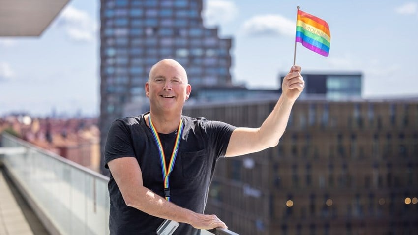 Christophe Pedroletti håller i regnbågsflagga