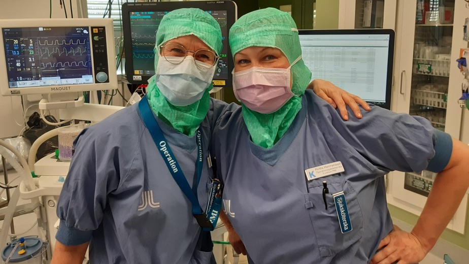 Anna Jacobsson, anestesisjuksköterska, och Piritta Hermansson operationssjuksköterska.