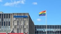 Flaggan utanför sjukhuset i Huddinge