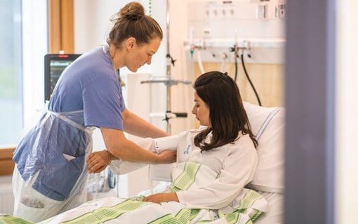 Personal och patient i vårdmiljö