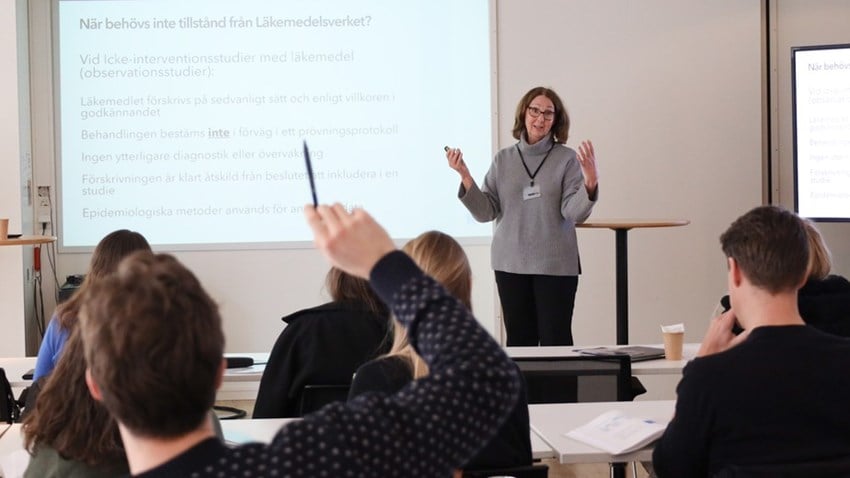 Föreläsare i föreläsningssal med kursdeltagare