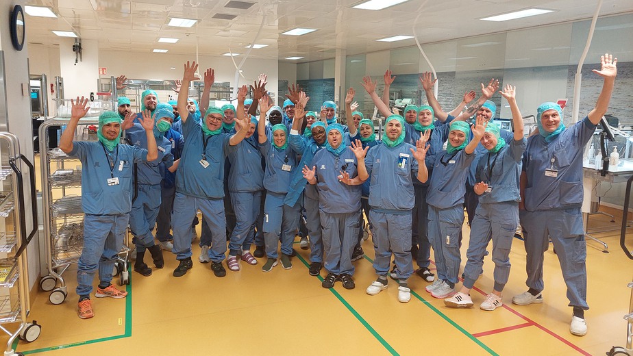 teamet på sterilteknik och logistik viftar med händerna i luften och ser glada ut