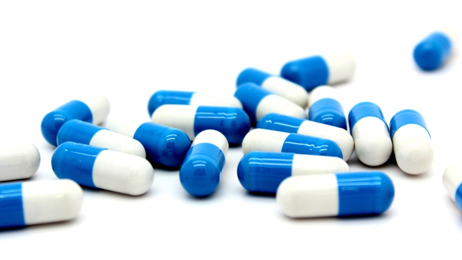 Blåvita tabletter på ett vitt bord