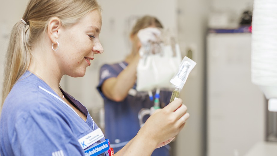 Sjuksköterskor sysselsatta med portionering av läkemedel och dropp.