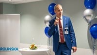 man i kostym på scen