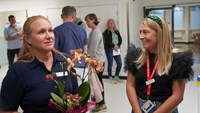 två kvinnor