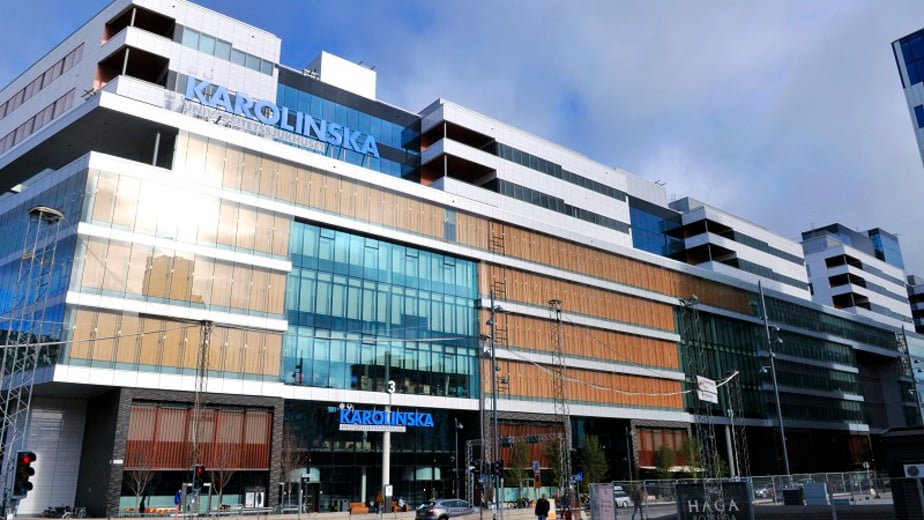 Fasaden framifrån på Karolinska Universitetssjukhuset i Solna