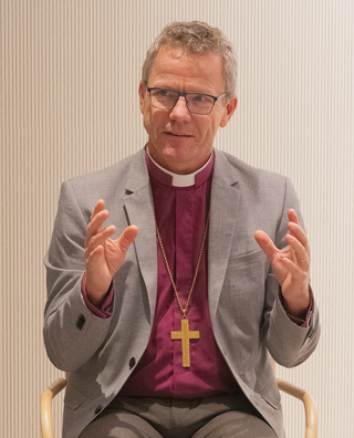 Biskop Sthlms stift Andreas Holmberg på besök i Rum för stillhet