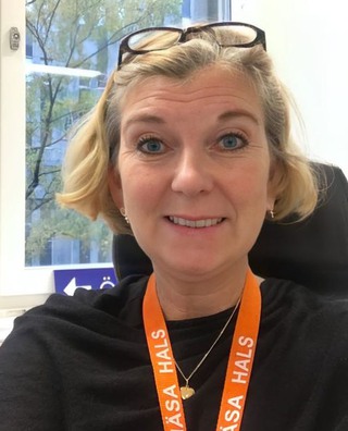 Vårdenhetschef Anna-Maria Svensson i svart tröja och glasögon på huvudet ler in i kameran.