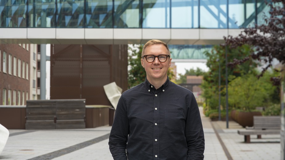 Petter utomhus och glad