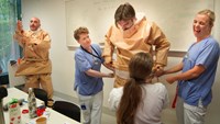 Intensivvårdssjuksköterskor från Belgien, Italien, Tyskland, Österrike och Nederländerna skuggar svenska kollegor på Karolinska under två veckor.