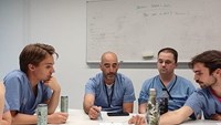 En grupp människor provar skyddskläder.