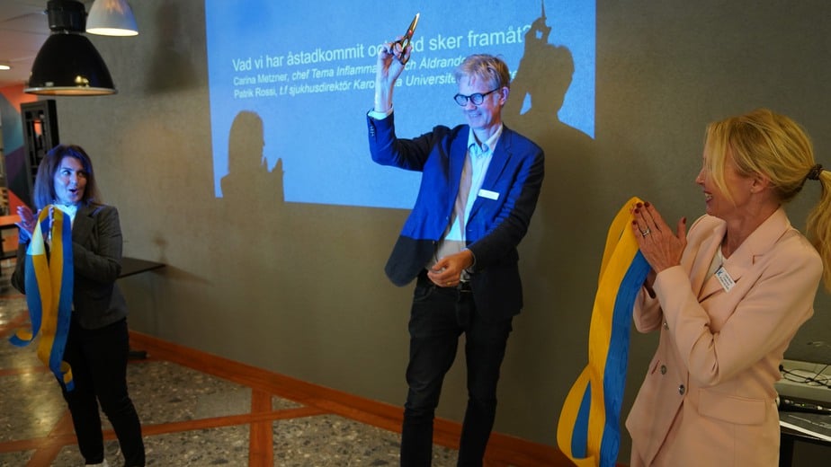 Verksamhetschef Jon Lampa klipper bandet under invigningen.