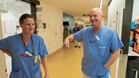 glad man och kvinna i korridor