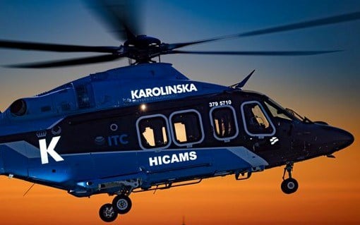 Glad hoppande personal i korridor