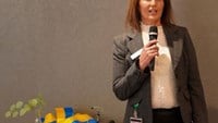 Omvårdnadschef Bita Nourozian talar under invigningen.