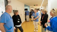 fyra pratar i en korridor