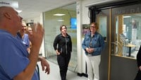 Christophe gestikulerar vilt med händerna när han pratar med några medarbetare.