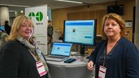 Catharina Ahlsten och Helana Agenäs med en dator med AI-verktyget emellan sig.