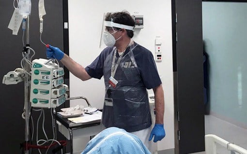 Patient får infusionsbehandling