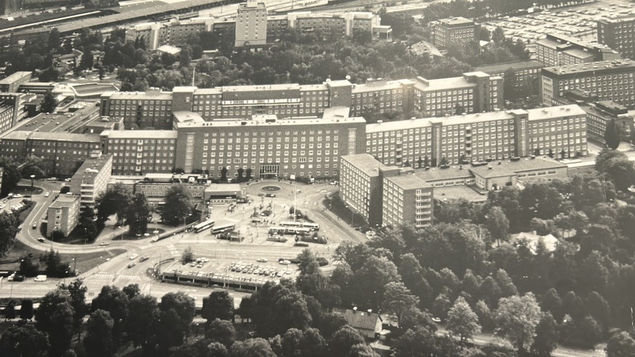 Ett svartvitt foto av flera sjukhusbyggnader.