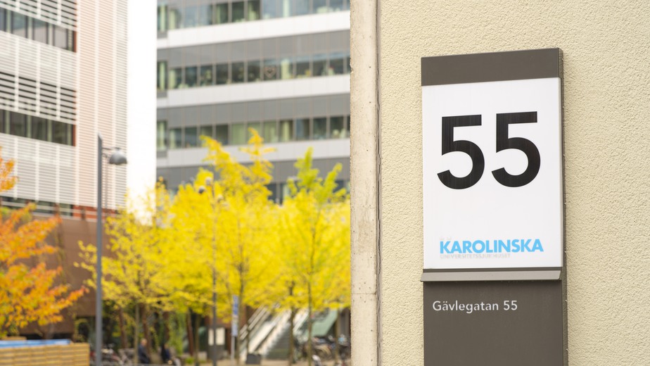 Bild på Karolinskas fasad och husnummer 55 syns