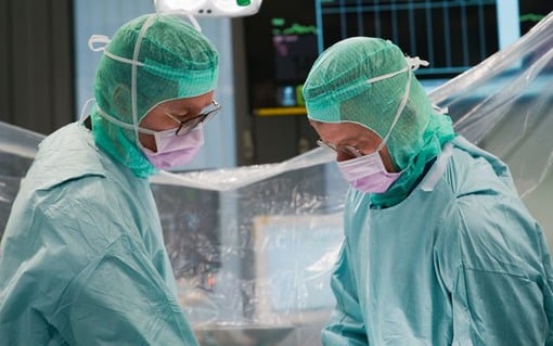 två kirurger under operation