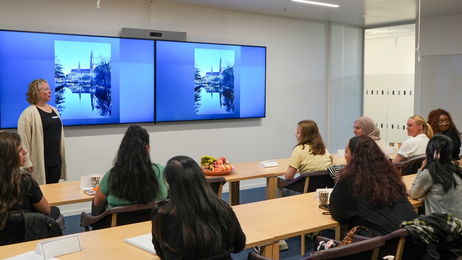 Johanna Grahn föreläser inför undersköterskor i ett föreläsningsrum på Astrid Lindgrens barnsjukhus