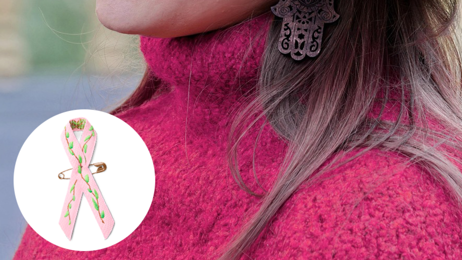 Kvinna med rosa tröja och inklippt rosa band framför.