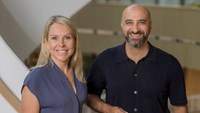 Poyan Shojaiyan och Johanna Lidén från AstraZeneca. Bild tagen i samband med artikel om studie som involverar läkarstudenter, samarbete mellan K/KI/AZ