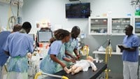 flera vårdklädda undersöker fiktiv patient