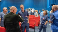 Erik Stenqvist bitr överläkare MDK, samt Julia Basu specialistläkare MDK, möter nya sjukhusdirektören Christophe Pedroletti i Huddinge.