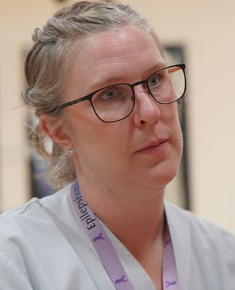 Specialistsjuksköterska Maria Krona  med det blonda håret i en inbakad fläta och bruna glasögon.