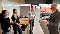 Tre PMCK-traineer samtalar med Christophe Pedroletti