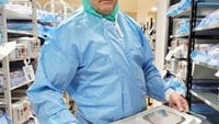 sterilklädd man i sterilen