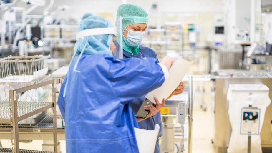 sterilklädda personer i sterilen