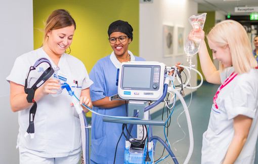 sjuksköterskor som arbetar med en maskin