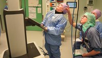 En sjuksköterska visar en annan sjuksköterska hur man använder en operationsrobot.