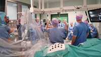 En grupp perioperativa medarbetare i en operationssal på ett sjukhus.
