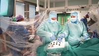Två medarbetare simulerar en operation.