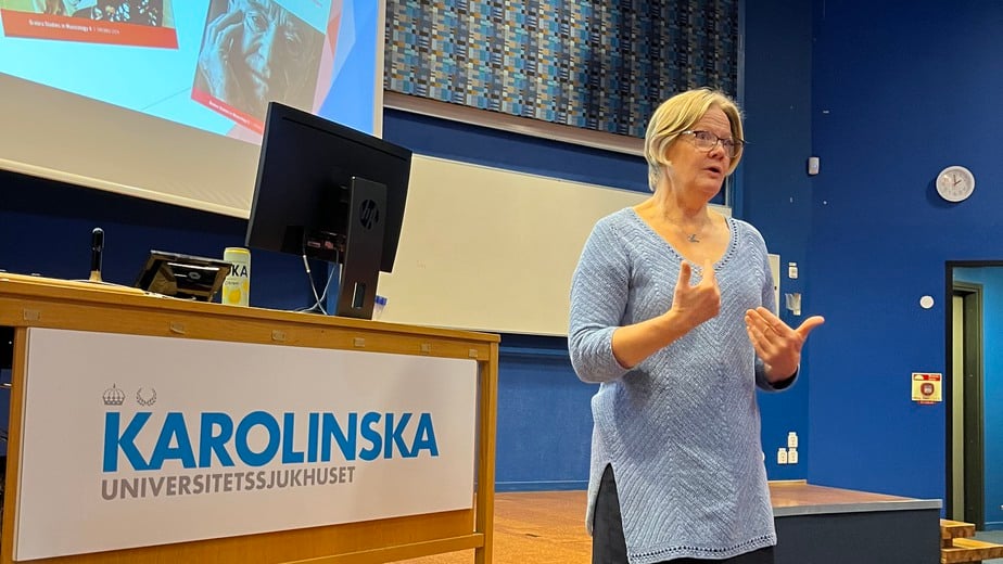 Katarina Lindblad i blå stickad tröja och svart knälång kjol