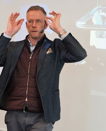 Olof Akre, verksamhetschef, Centrum för kliniska cancerstudier, gestikulerar med båda händerna i luften när han talar inför deltagarna