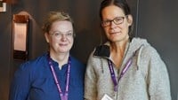 Deltagarna Raija och Cecilia i blå blus respektive grå sticka huvtröja