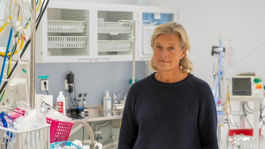 Sektionschef Malin Ryd Rinder i en sjukhussal med vårdinstrument i bakgrunden 