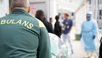 ambulanspersonal skjutsar båren